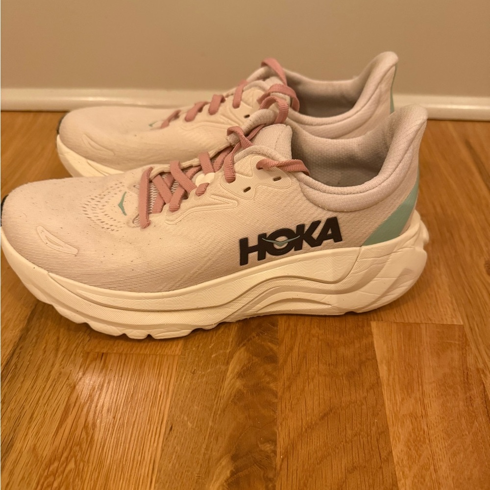 Hoka Women’s Arahi 8 Cream and Pink Athletic Sneakers